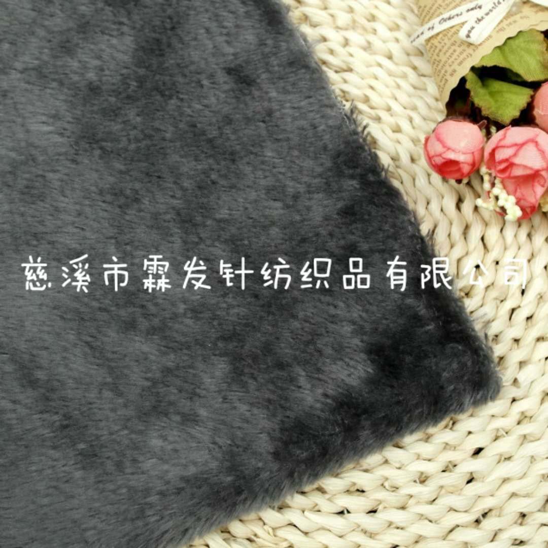 針織毛絨面料的多樣面貌 從長毛絨到色紗小毛皮的工藝與時(shí)尚之美